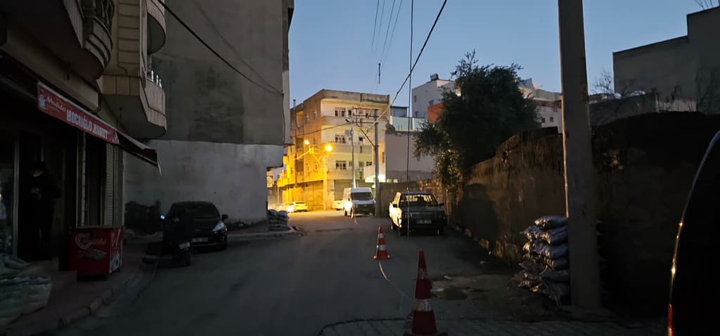 Nusaybin’de Kopan Elektrik Teli Tehlike Saçmaya Devam Ediyor