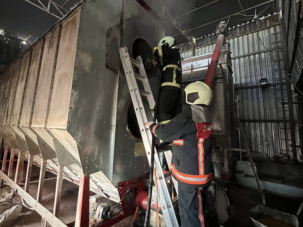 Artuklu’da mısır kurutma fabrikasında yangın paniği